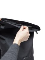 Close-up of the Braasi Ayo with a YKK zipper closing the rolltop opening