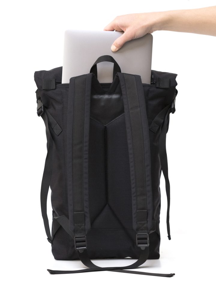 Braasi Basic Side rolltop seen from the back has a padded back and shoulder straps designed for premium comfort.
