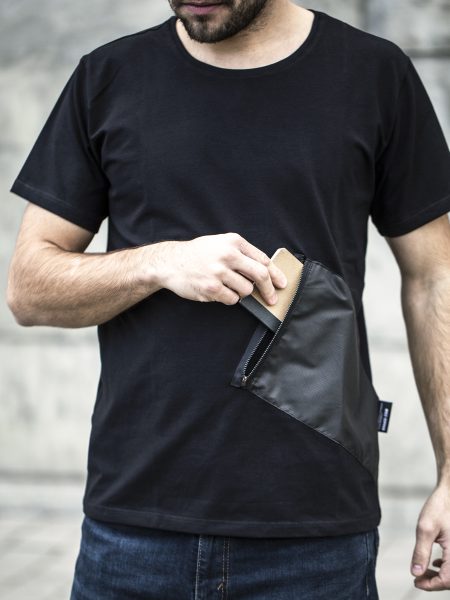 Muž s černým tričkem Cargoshirt od Braasi Industry