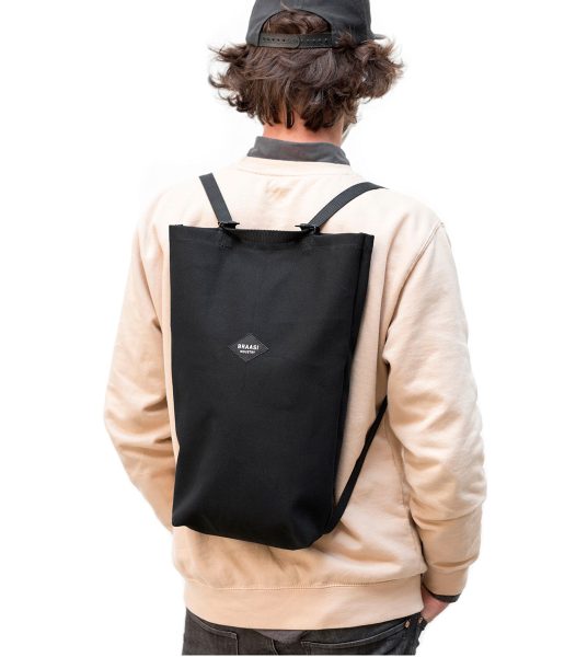 Černá bavlněná taška s batohem v jednom Canvas Bag na pánském modelu