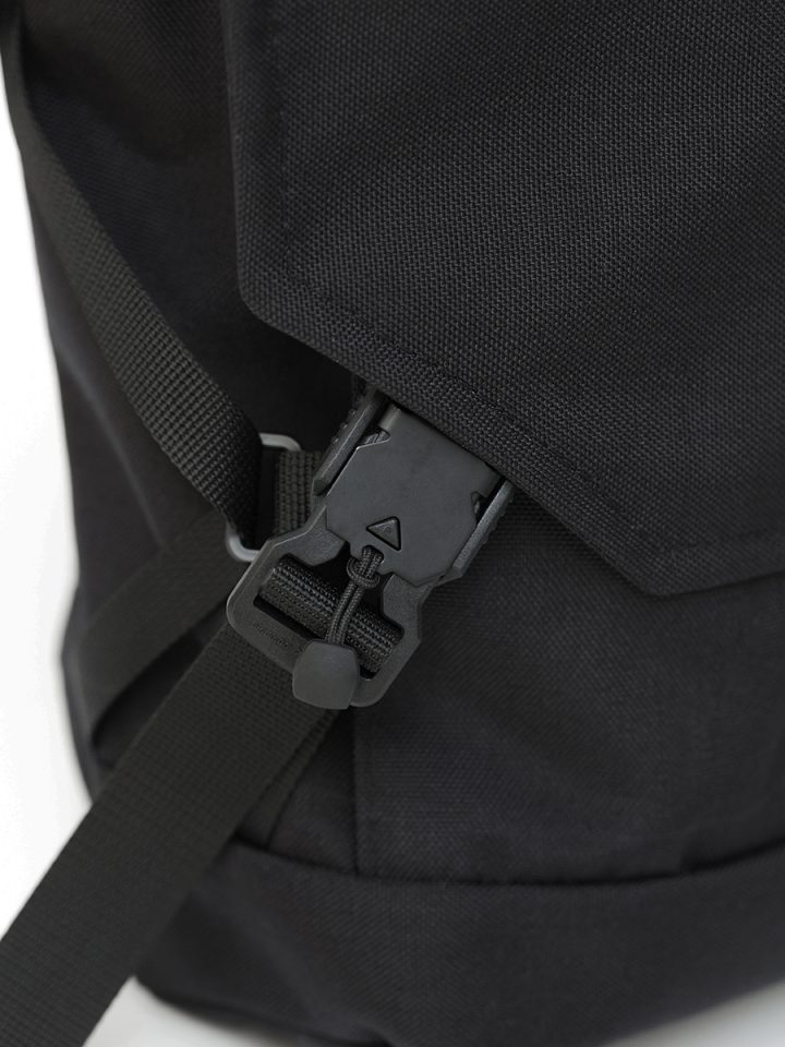 A close-up of the fidlock in Braasis black Klopista backpack