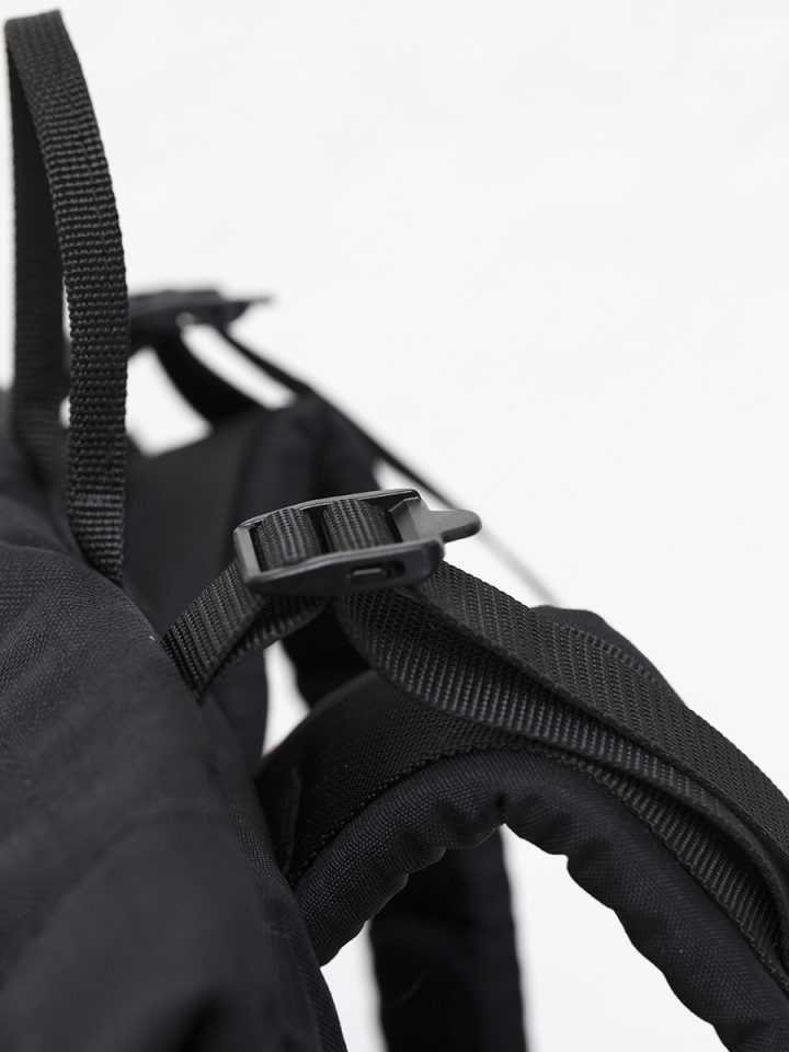 A close-up on the shoulder straps of the black Klopista backpack from Braasi