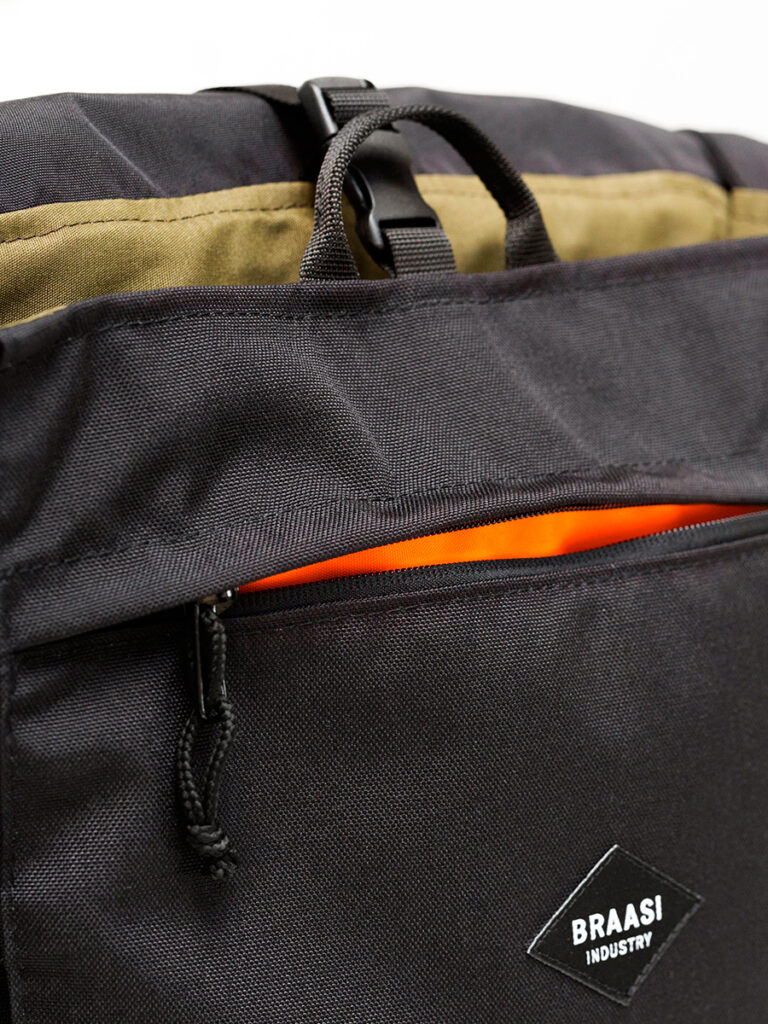 Zářivá podšívka v kapse na zip ukryté pod klopou, batoh od české značky Braasi Industry