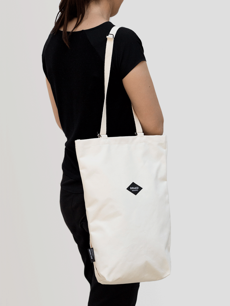 Modelka s bílou bavlněnou tačkou Canvas Bag přes rameno