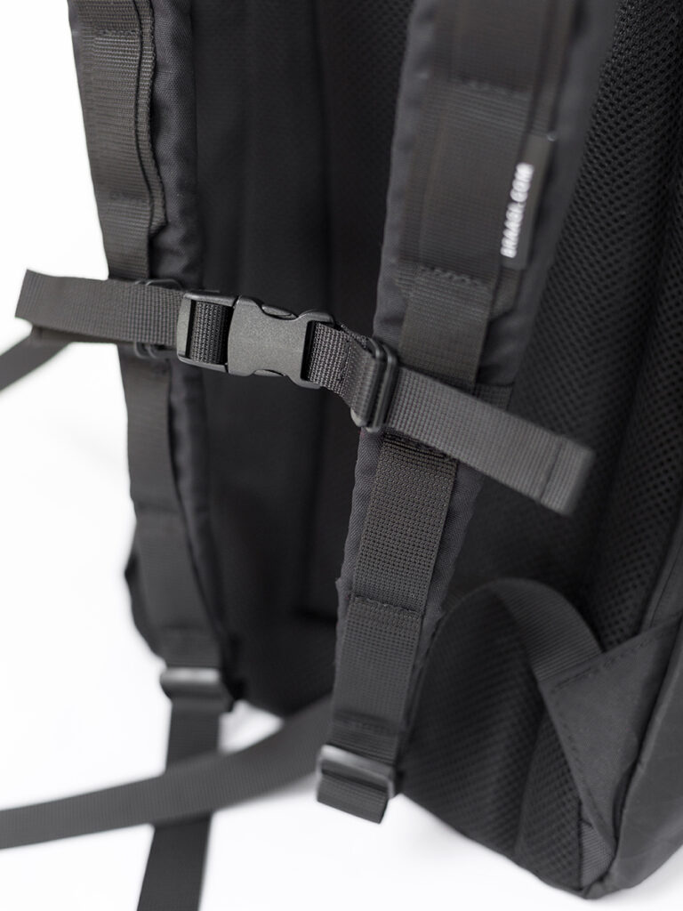 Detail na hrudní pás u černého batohu Wicker X-Pac