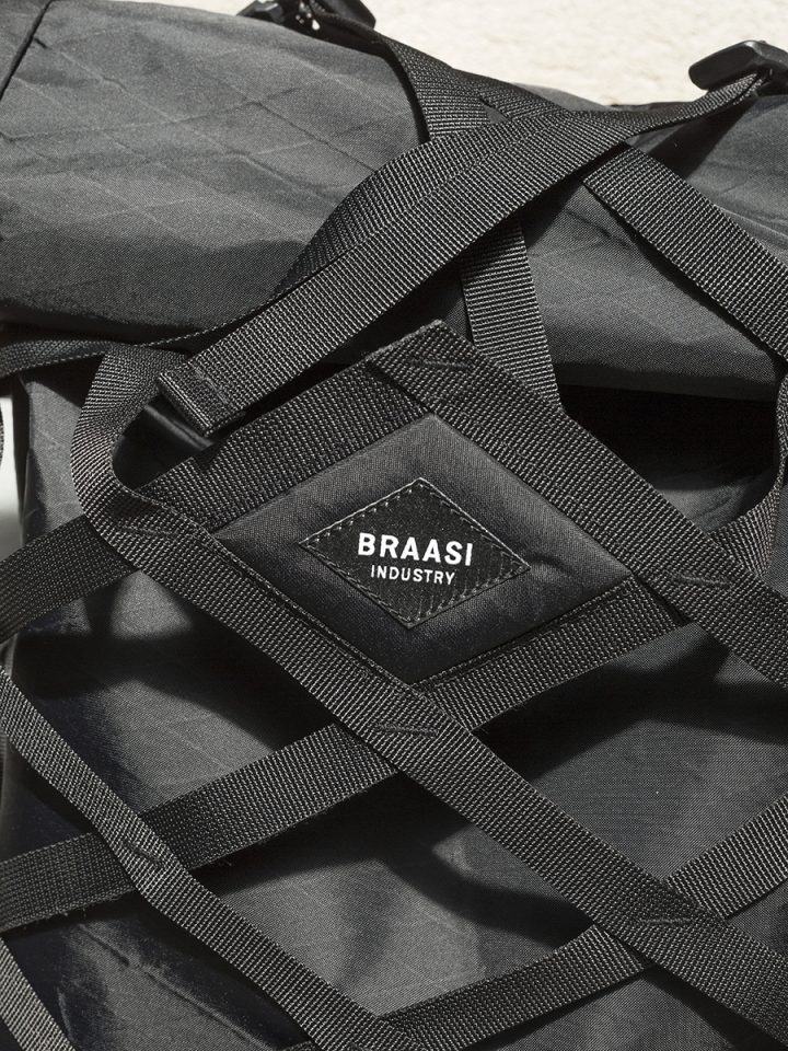 Detail na černé logo Braasi u batohu Wicker vyrobeného z materiálu X-Pac