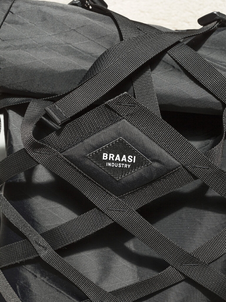 Detail na černé logo Braasi u batohu Wicker vyrobeného z materiálu X-Pac