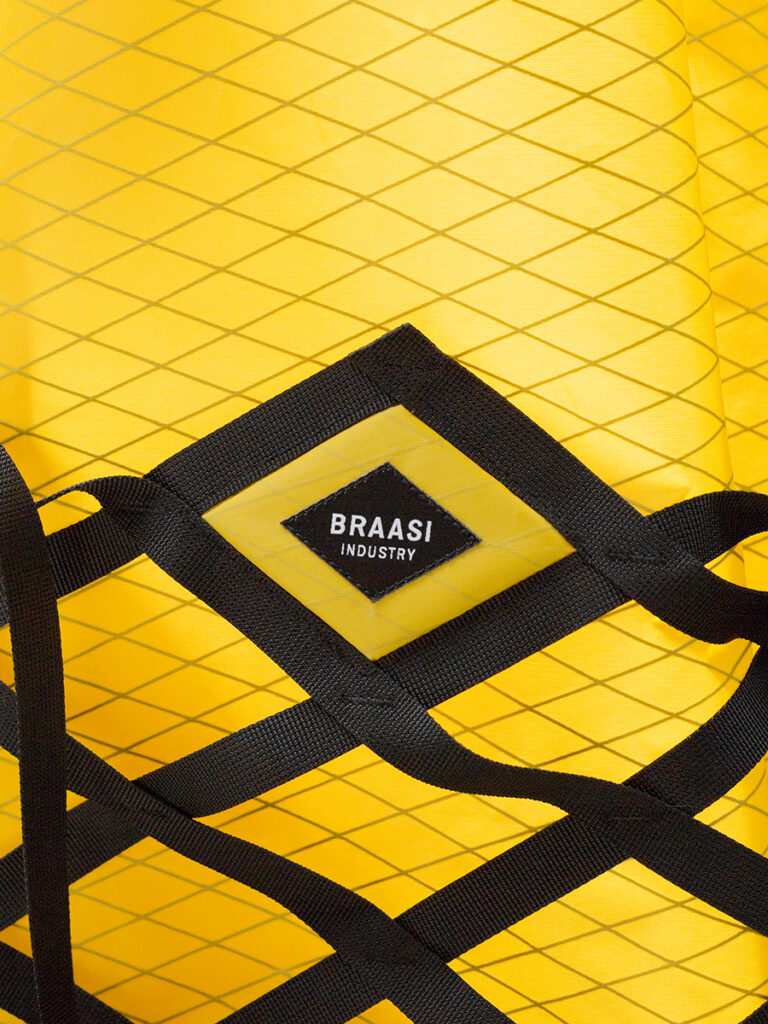 Detail na logo u žlutého batohu Wicker X-Pac