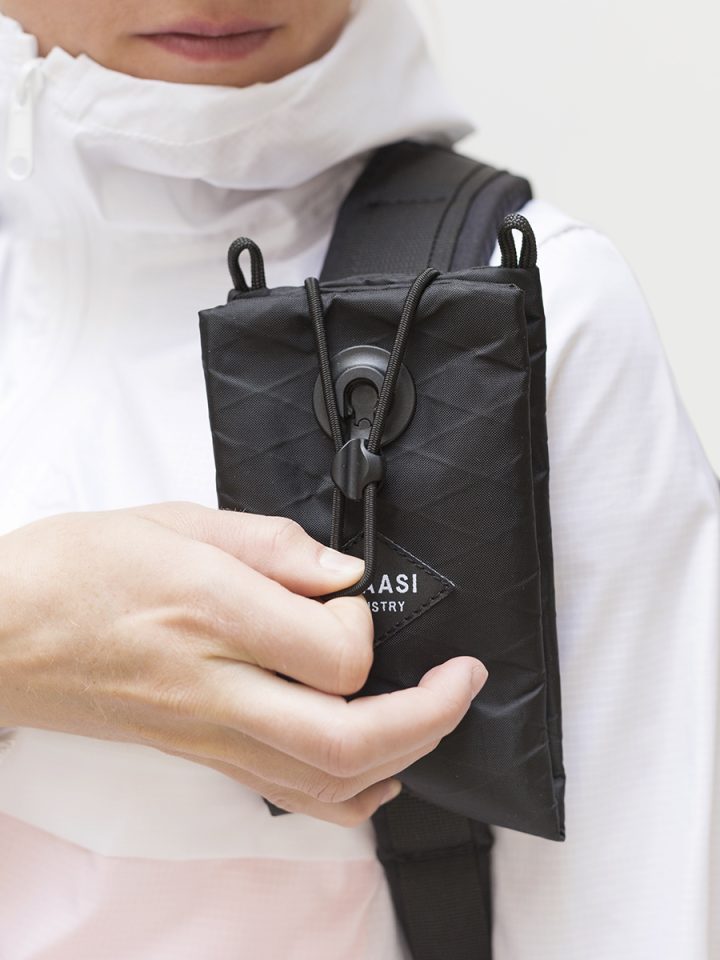 Zavřená černá X-Pac kapsa KPZ připnutá k batohu