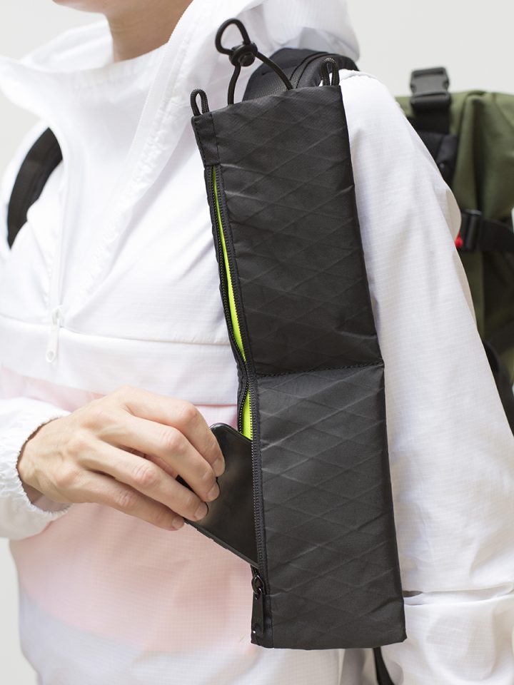 Model s KPZ kapsou připnutou na batohu