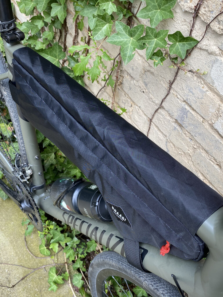 Černá taška na kolo z materiálu X-Pac detail